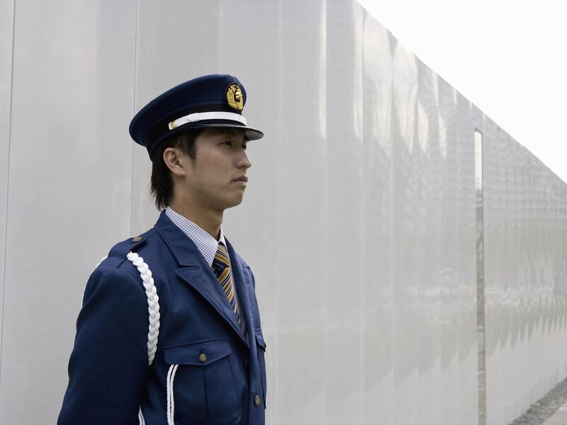工事現場で警備するスタッフ