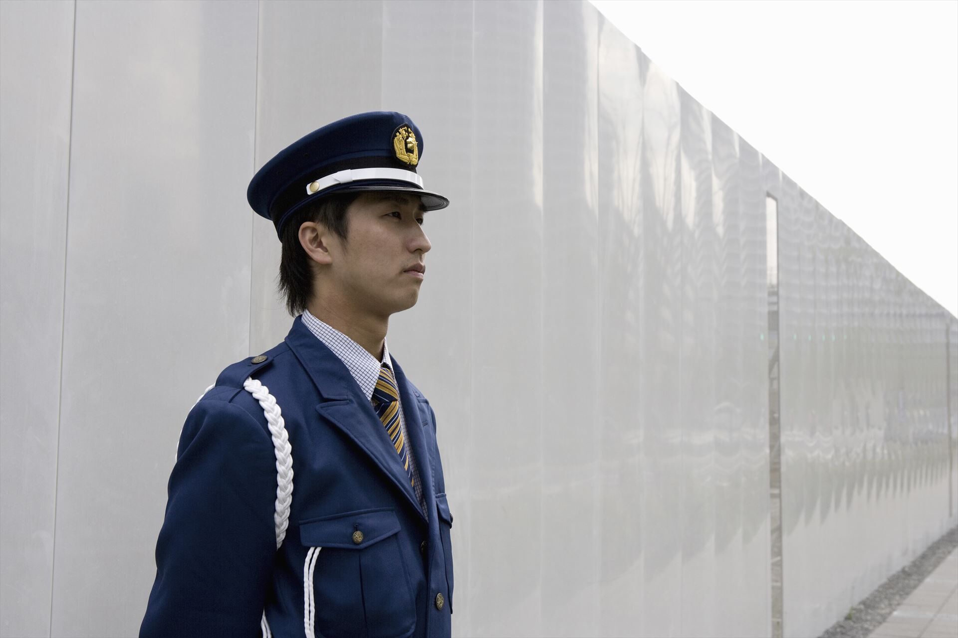 工事現場で警備するスタッフ