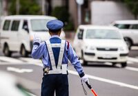 交通誘導中の男性警備員